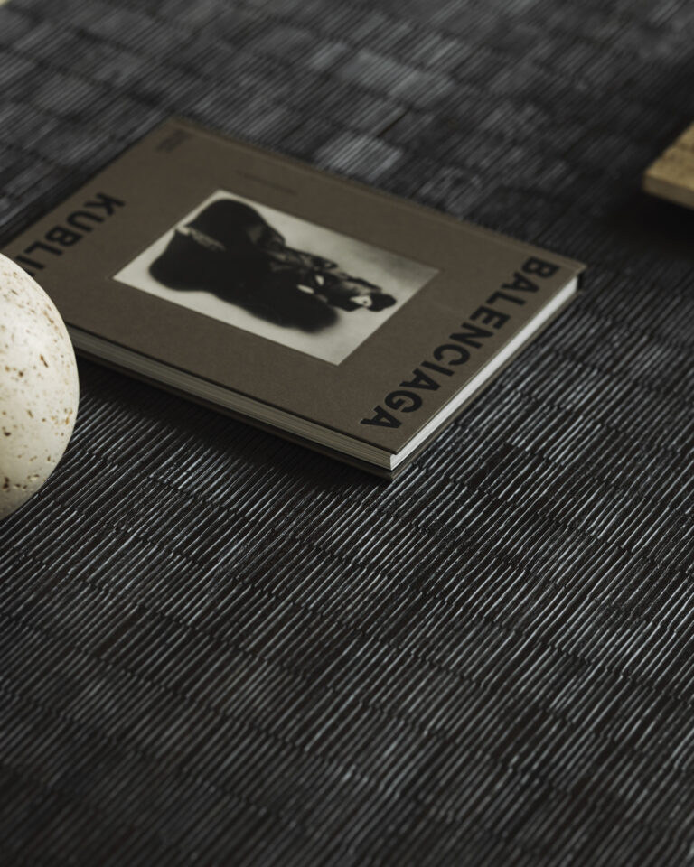 12256 Kavos ir žurnalinis staliukas Grooves 140x110x34h cm juodas medis (17)