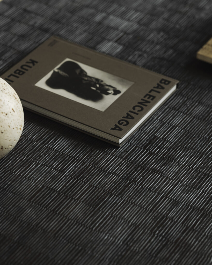 12256 Kavos ir žurnalinis staliukas Grooves 140x110x34h cm juodas medis (17)