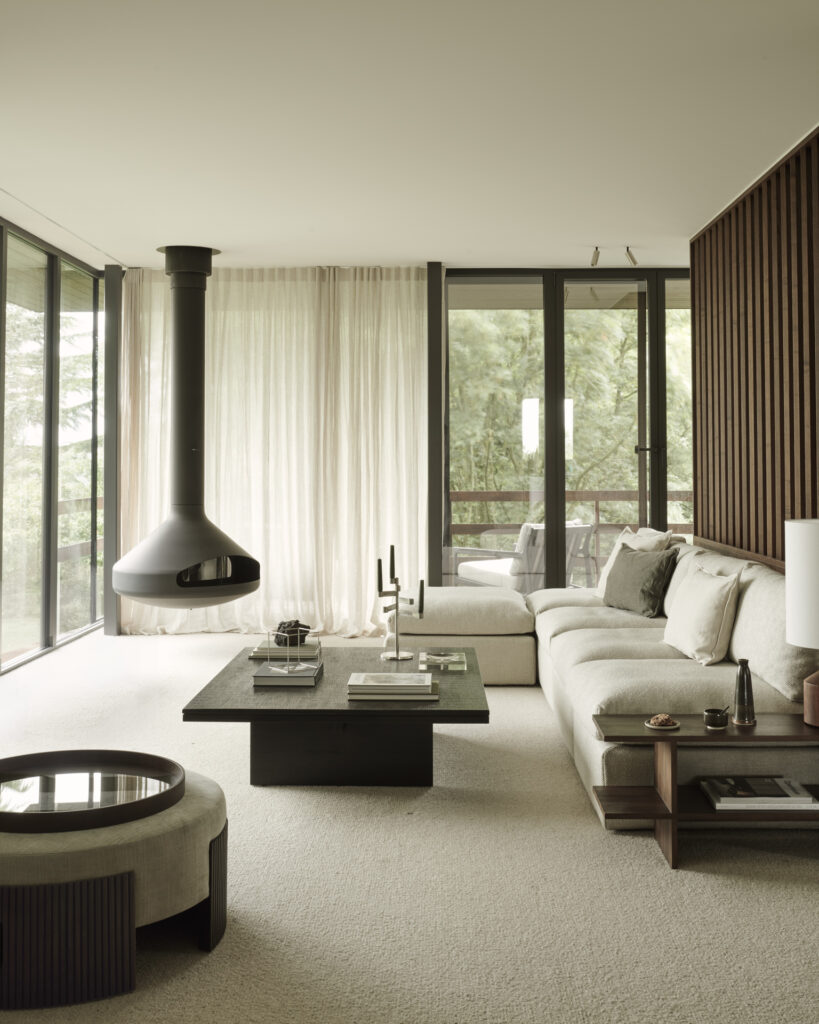 12256 Kavos ir žurnalinis staliukas Grooves 140x110x34h cm juodas medis (6)