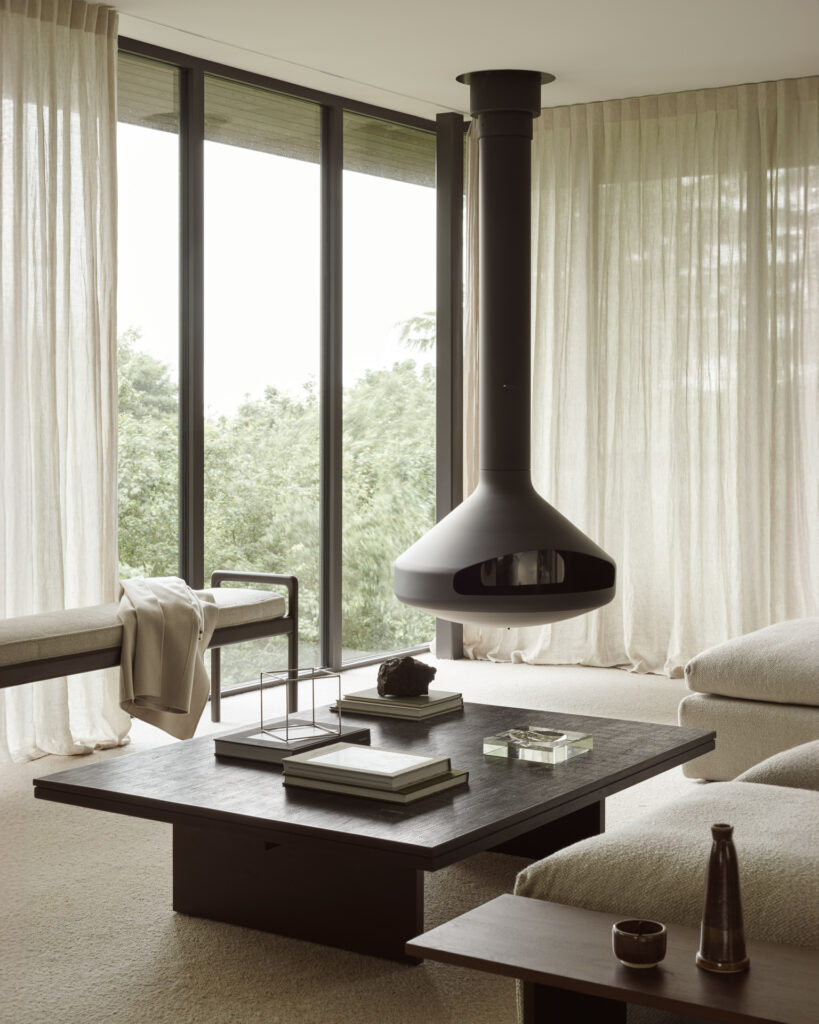 12256 Kavos ir žurnalinis staliukas Grooves 140x110x34h cm juodas medis (8)