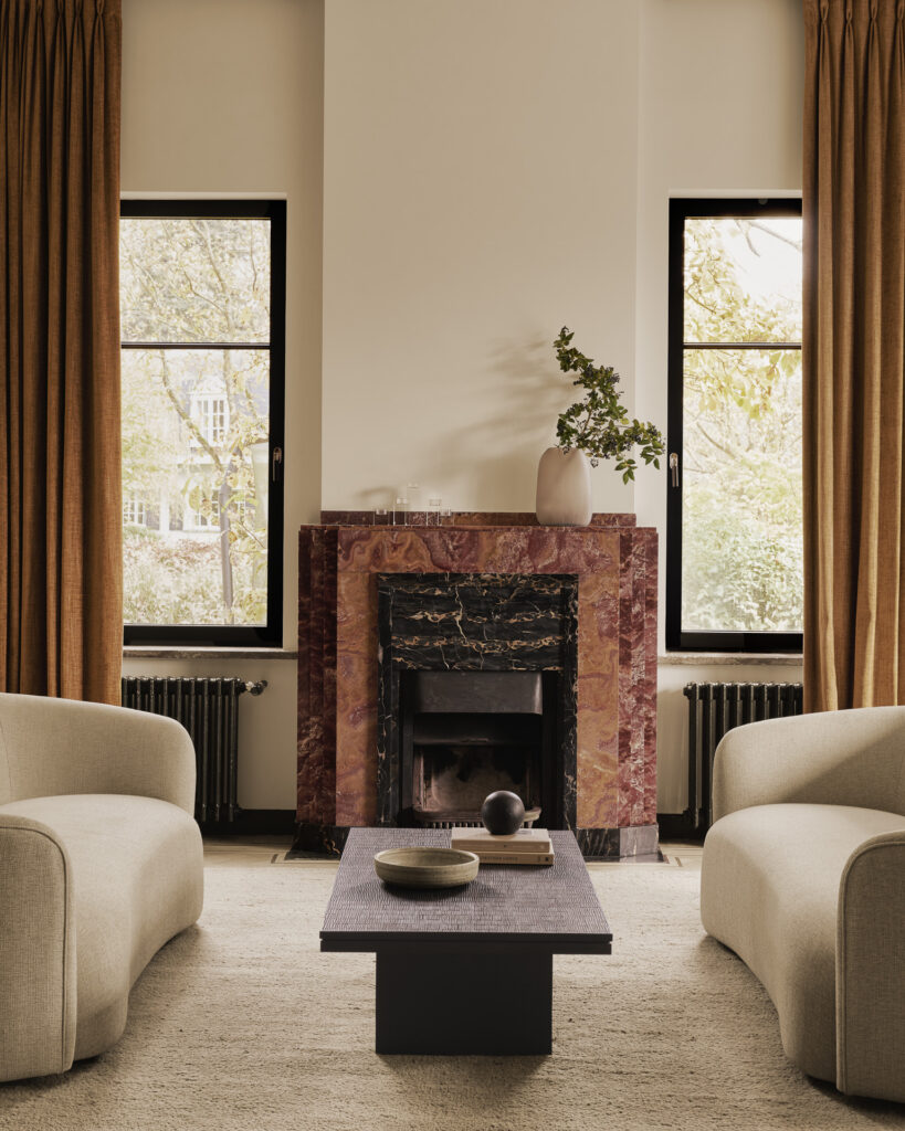 12257 Kavos ir žurnalinis staliukas Grooves 135x65x34h cm juodas medinis (3)