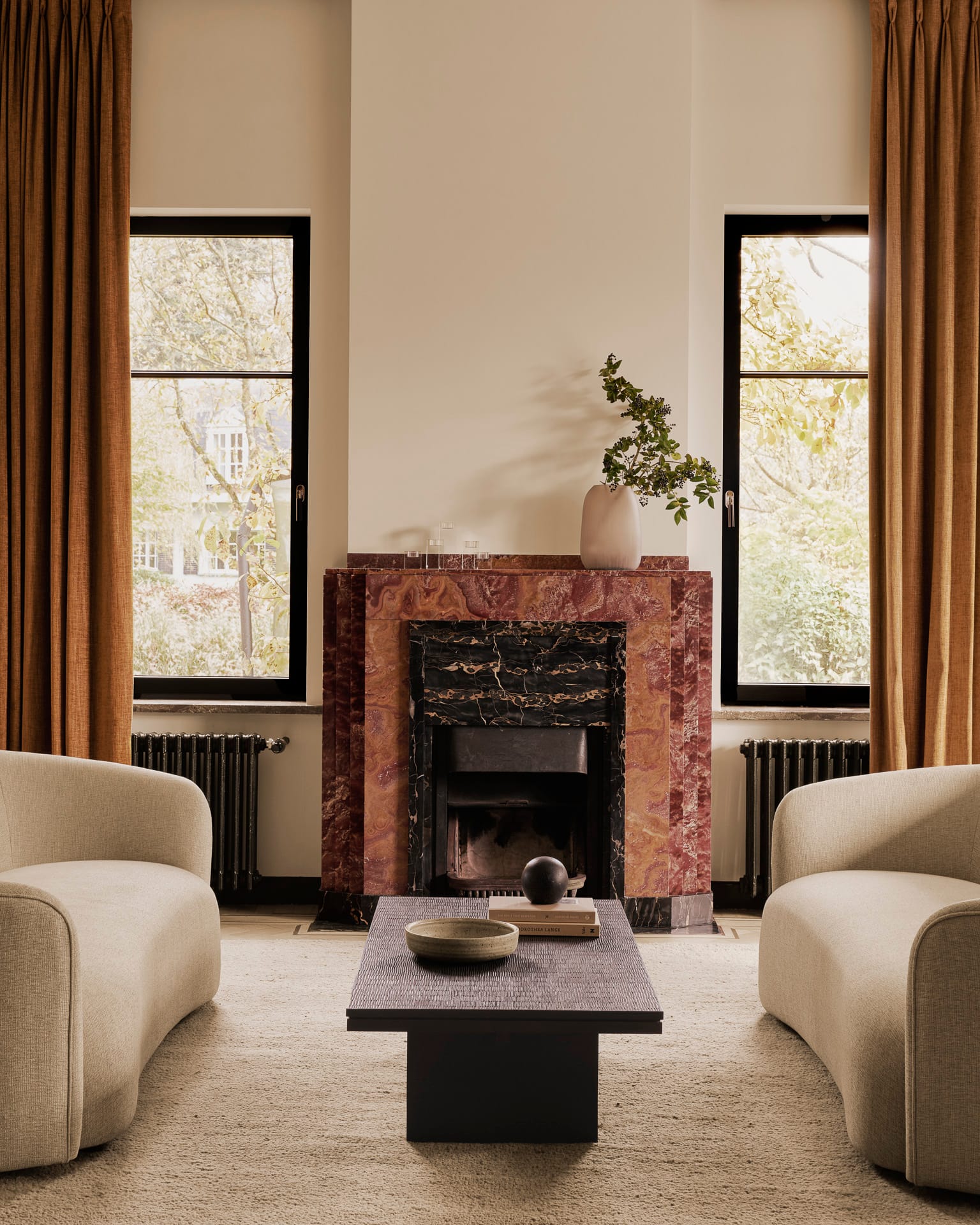 12257 Kavos ir žurnalinis staliukas Grooves 135x65x34h cm juodas medinis (3)