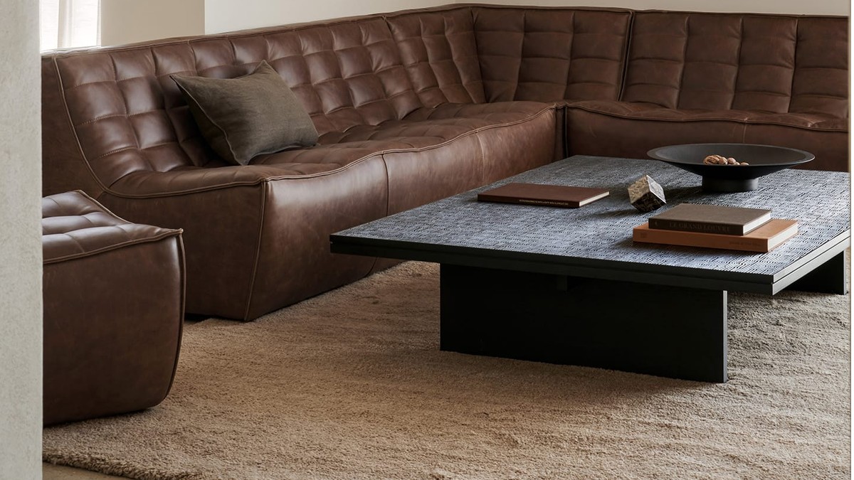 Odinė kampinė sofa ir kavos staliukas Grooves su marmuro plokšte, Ethnicraft