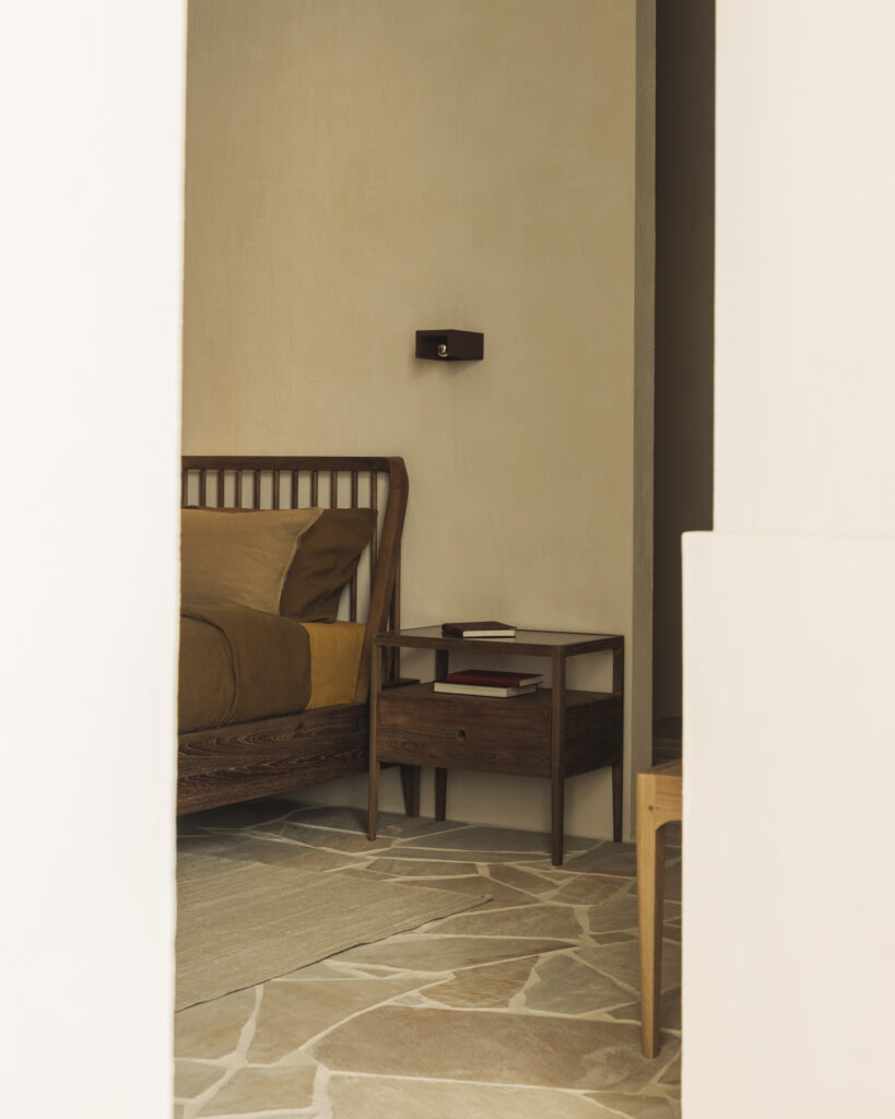 14175 Naktinė spintelė Spindle. Tamsaus medžio skandinaviško stiliaus 55x35x52h cm (8)