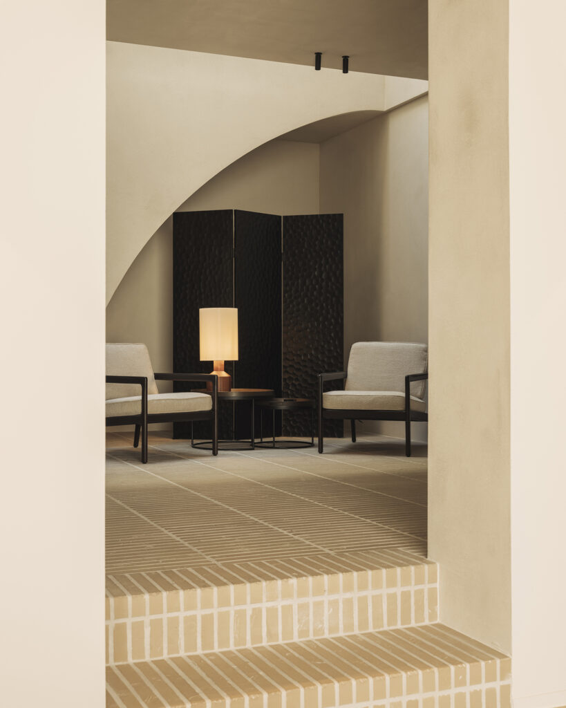 20329 Kavos ir žurnalinis staliukas Tray 62x62x31h cm ir 93x93x38h cm komplektas (14)