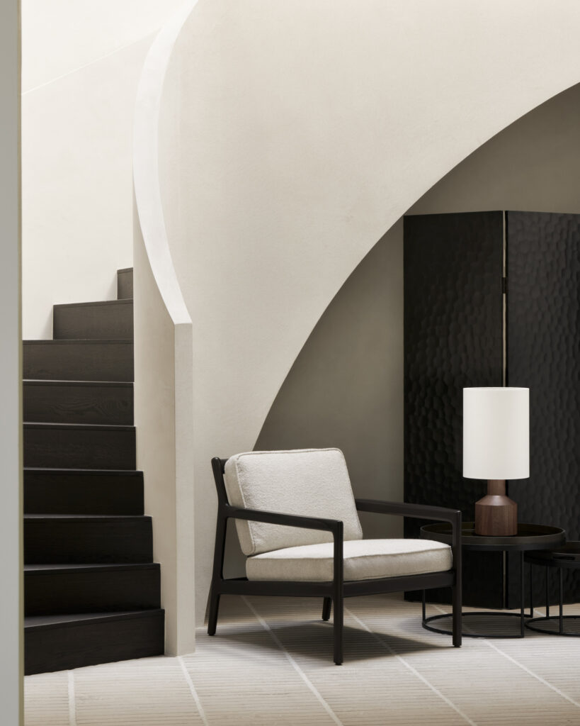 20726 Kavos ir žurnalinis staliukas Tray 49x49x31h cm apvalus komplektas (7)