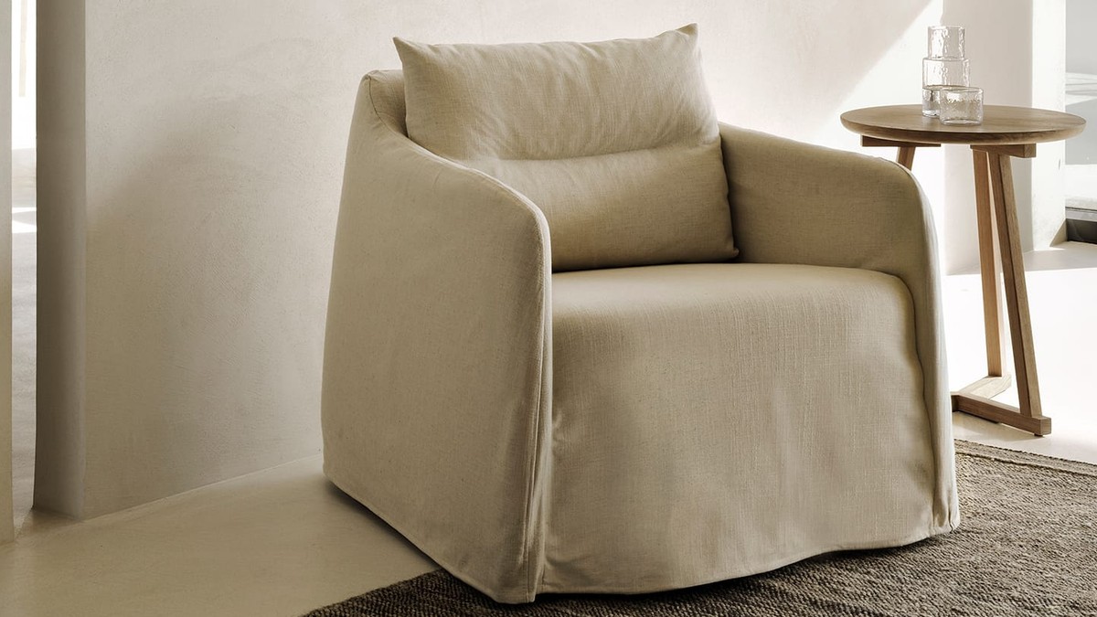 Smėlio spalvos fotelis Weave prie lango interjere, Ethnicraft