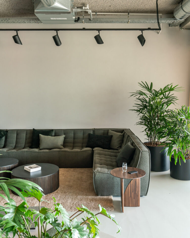 35001 Kavos ir žurnalinis staliukas Roller Max 60x60x37h cm juodas apvalus (1)