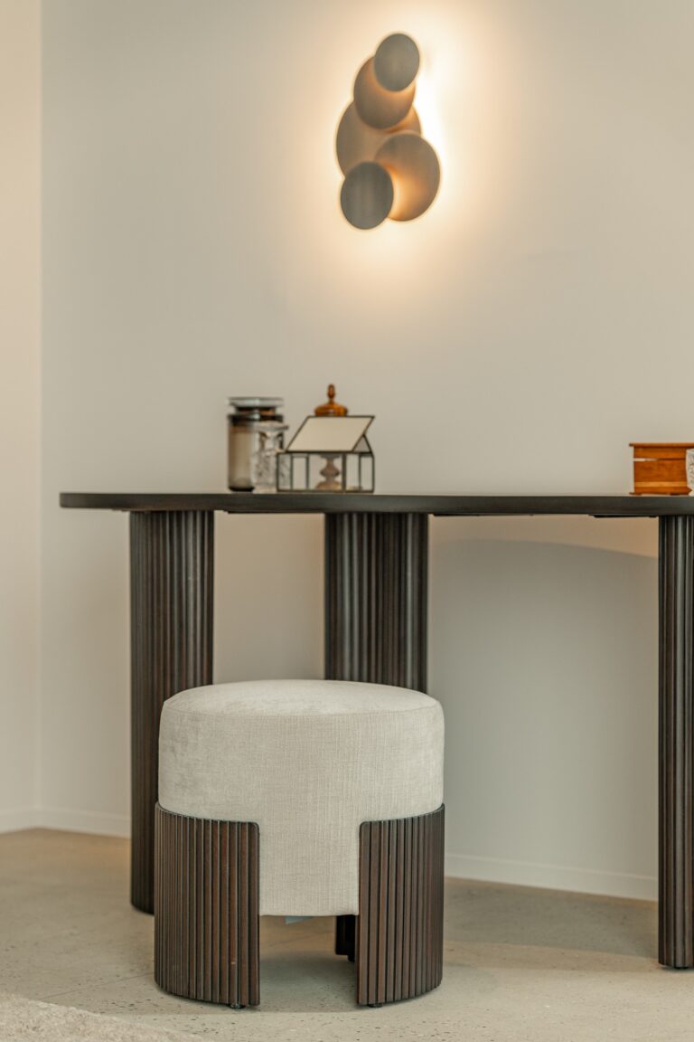 35040 japandi Pufas Roller Max 45x44x46h cm su medžiu ir pilka sėdima dalimi (6)