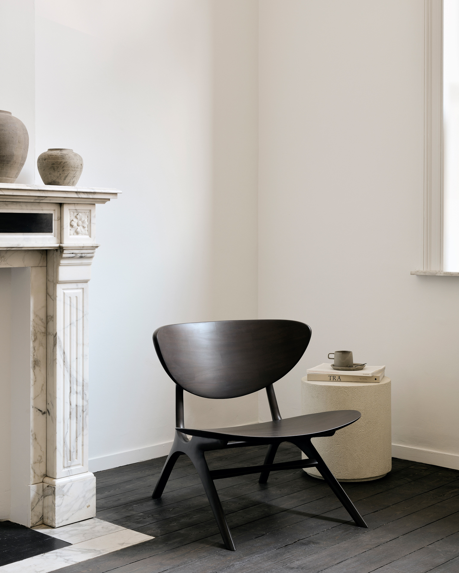 35056 Fotelis Eye 74x77x73h cm juodas medinis skandinaviško stiliaus (3)