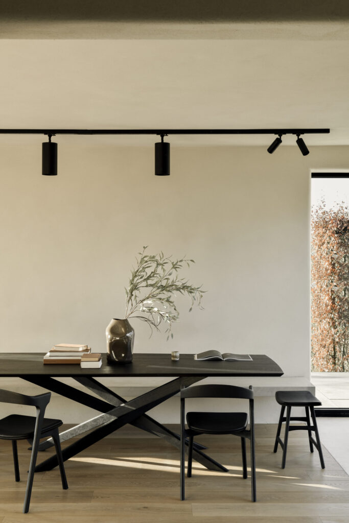 Juodo medžio ąžuolo valgomojo stalas Mikado 240x110x76 h cm su kėdėmis šviesiame skandinaviško stiliaus interjere