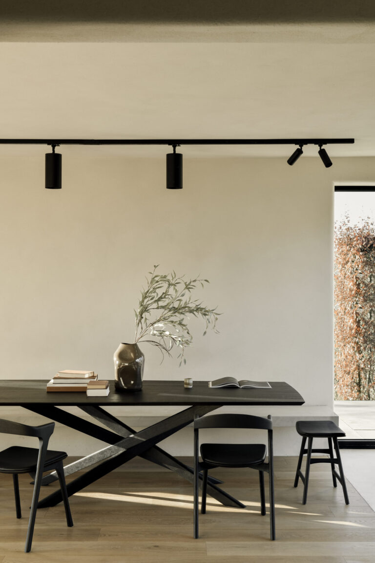 Juodo medžio ąžuolo valgomojo stalas Mikado 240x110x76 h cm su kėdėmis šviesiame skandinaviško stiliaus interjere