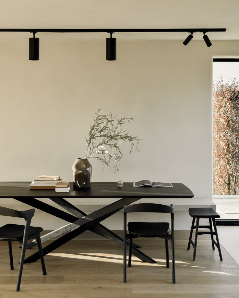 Juodo medžio ąžuolo valgomojo stalas Mikado 240x110x76 h cm moderniame japandi stiliaus interjere