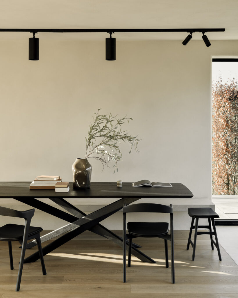 Juodo medžio ąžuolo valgomojo stalas Mikado 240x110x76 h cm moderniame japandi stiliaus interjere