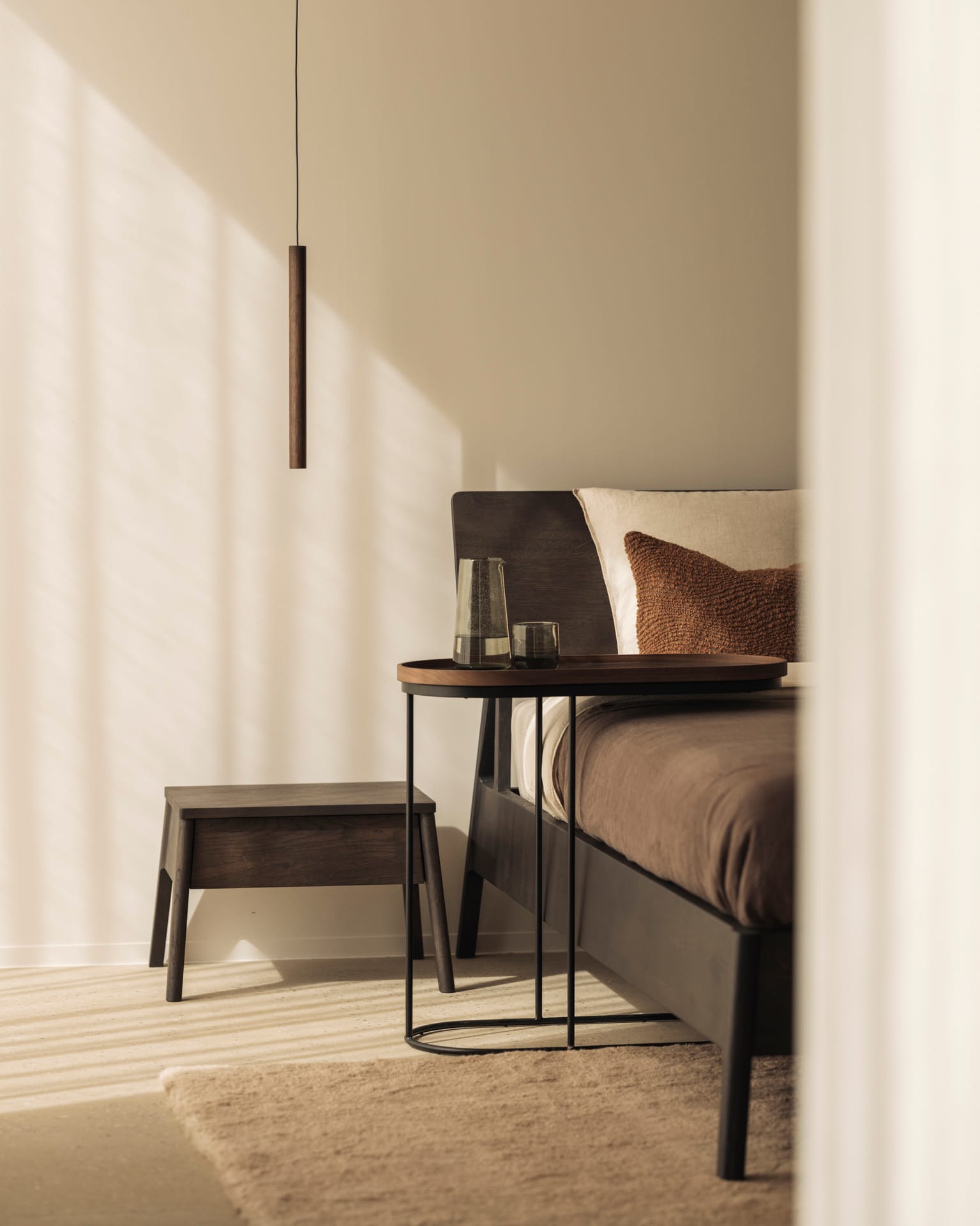 51190 Naktinė spintelė Air juodo medžio 56x44x37h cm (1)