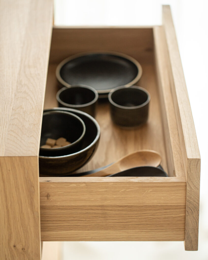 51224 Naktinė spintelė Nordic II skandinaviško stiliaus šviesaus ąžuolo 57x40x21h cm (60)