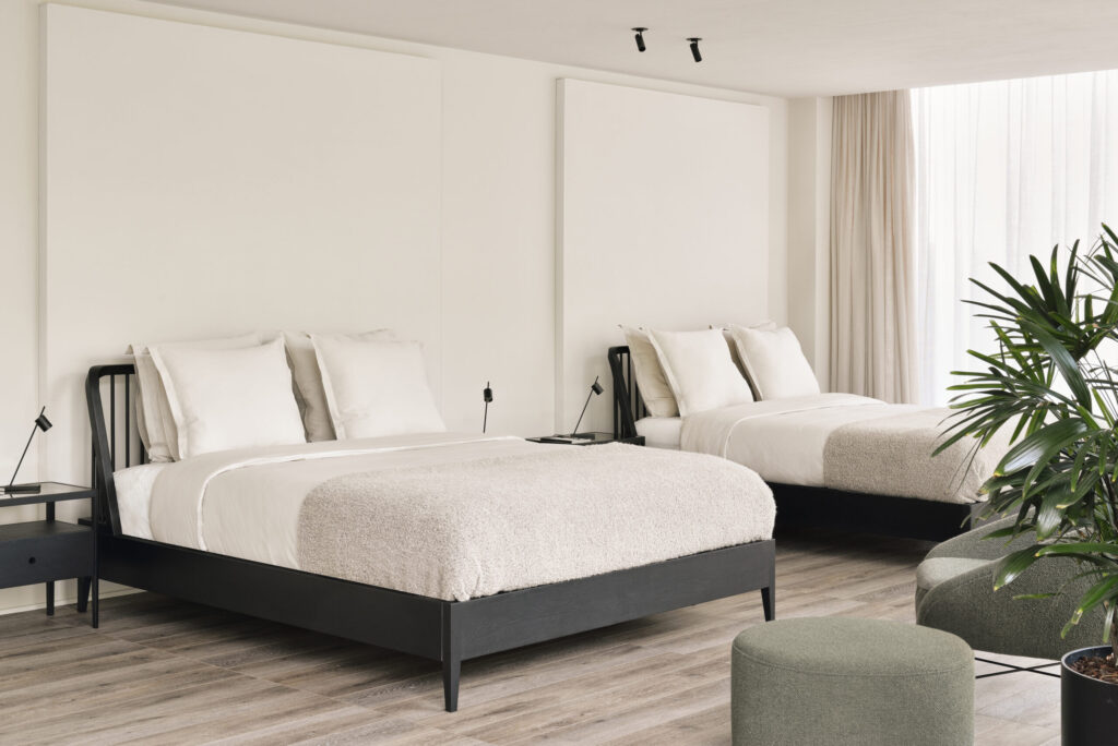 51235 Naktinė spintelė Spindle 55x35x52h cm skandinaviško stiliaus tamsaus medžio ant kojelių (11)