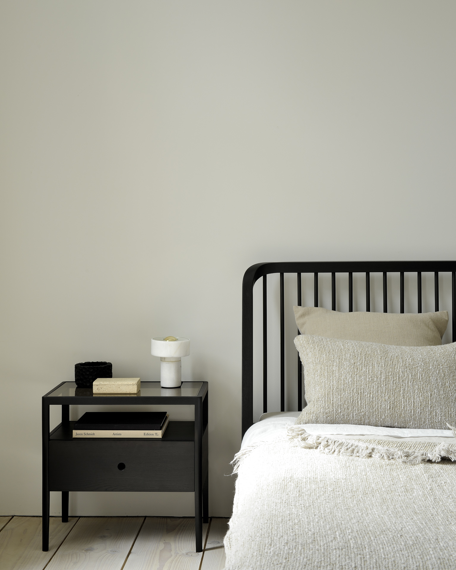 51235 Naktinė spintelė Spindle 55x35x52h cm skandinaviško stiliaus tamsaus medžio ant kojelių (6)