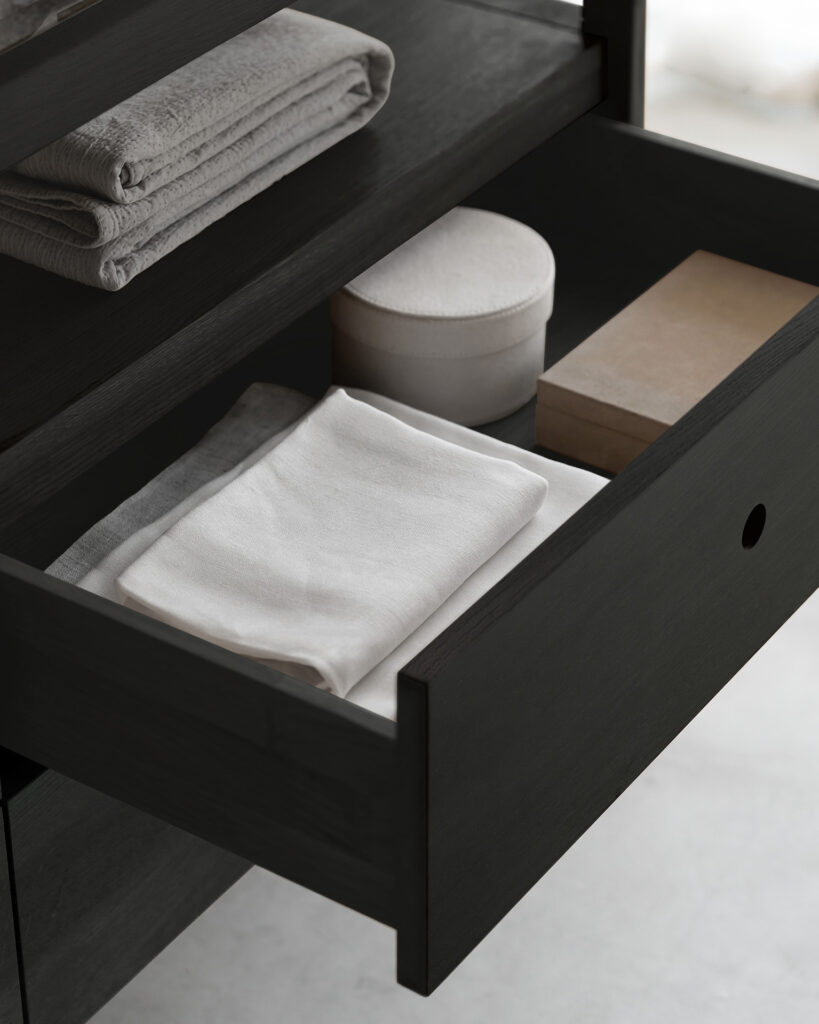 51240 Komoda Spindle 150x56x83h cm juodo medžio skandinaviško ir japandi stiliaus (10)