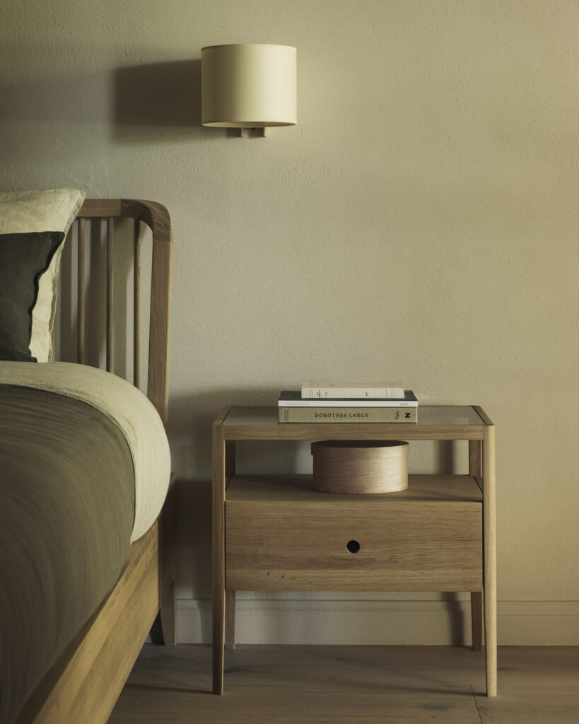 51245 Naktinė spintelė Spindle 55x35x52h cm skandinaviško stiliaus šviesaus ąžuolo medžio pastatoma ant kojelių (32)