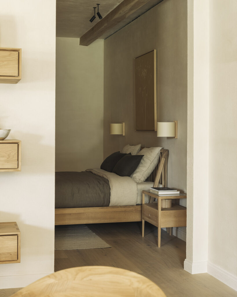 51245 Naktinė spintelė Spindle 55x35x52h cm skandinaviško stiliaus šviesaus ąžuolo medžio pastatoma ant kojelių (35)