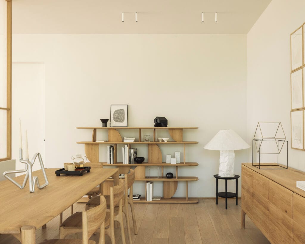 51319 Svetainės komoda PI 230x45x83h cm medinė ant kojelių (2)