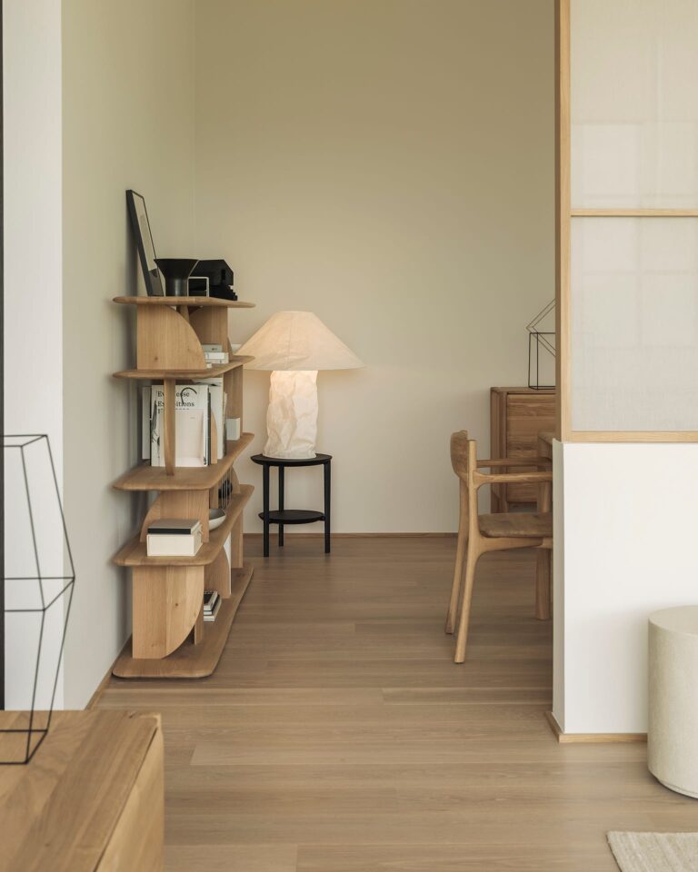 51340 Valgomojo kėdė PI 48x53x79h cm su porankiais medinė Ethnicraft (2)