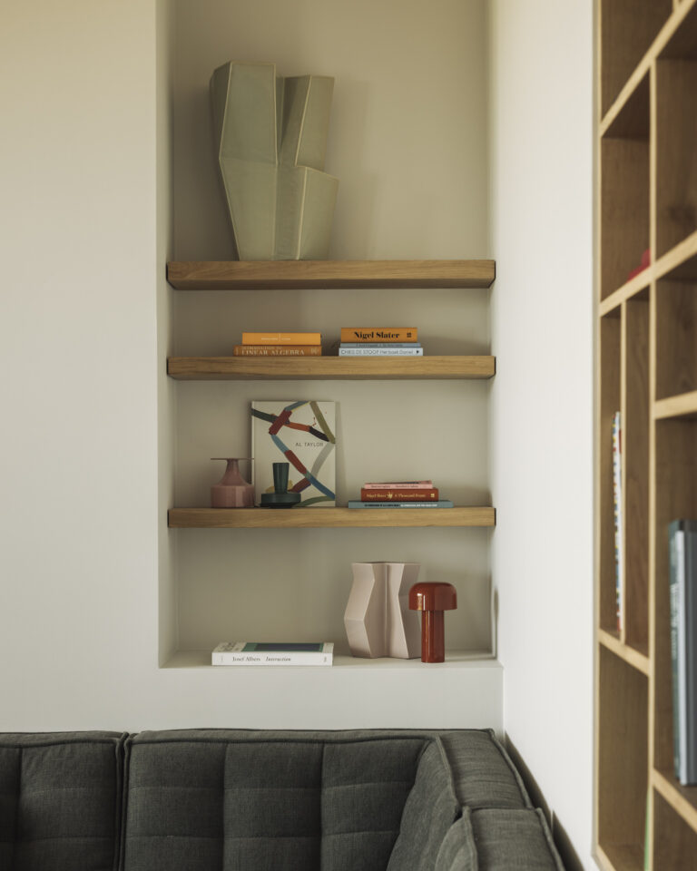 51358 Lentyna Wall 70x22x5h cm šviesaus ąžuolo medžio skandinaviško ir japandi stiliaus (13)