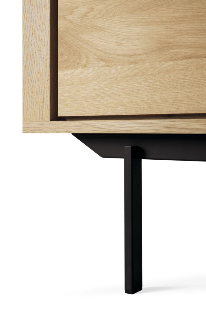 51388 Svetainės komoda Shadow 134x45x80h cm ant kojelių šviesaus ąžuolo medžio skandinaviško ir japandi stiliaus (22)