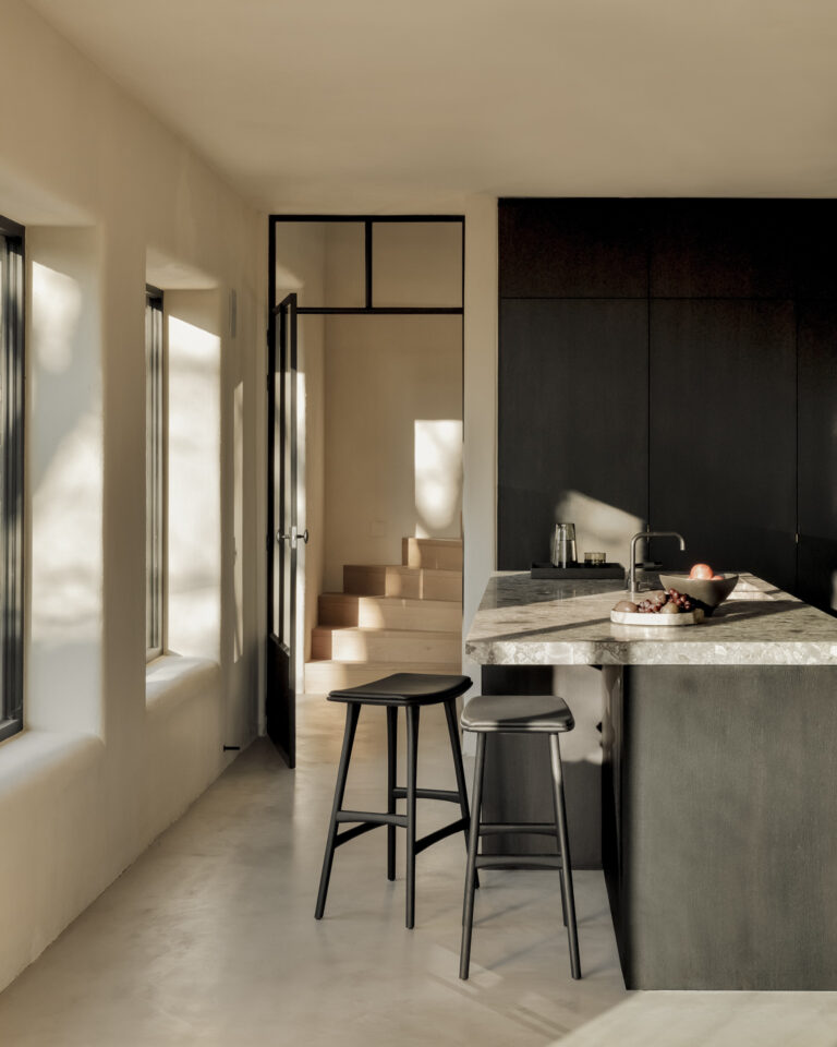 53051 Juoda medinė Baro kėdė Osso 57x33x69h cm skandinaviško stiliaus (5)