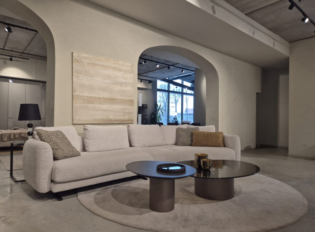 Kampinė sofa Olta Amalfi ekspozicija