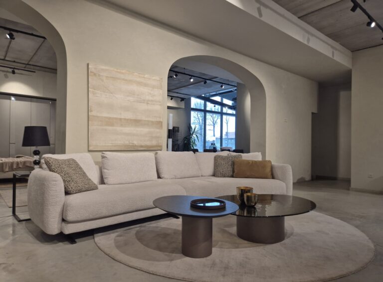 Kampinė sofa Olta Amalfi ekspozicija