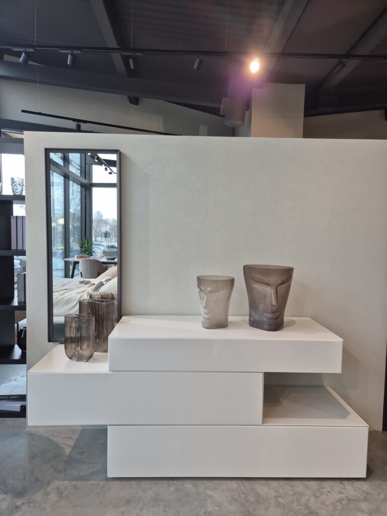 Miegamojo komoda Alf DaFre Fil ekspozicija