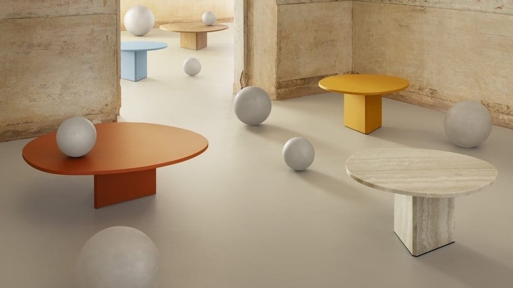 Keli mediniai kavos staliukai Albio Wood koridoriaus interjere, MINIFORMS