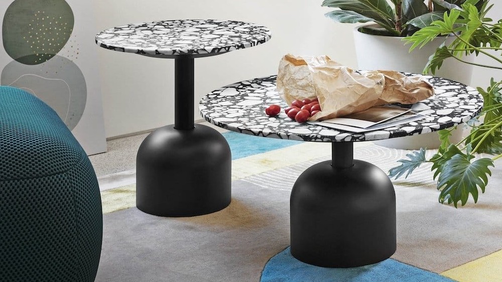 Terrazzo kavos staliukai Illo šalia žalio fotelio, MINIFORMS