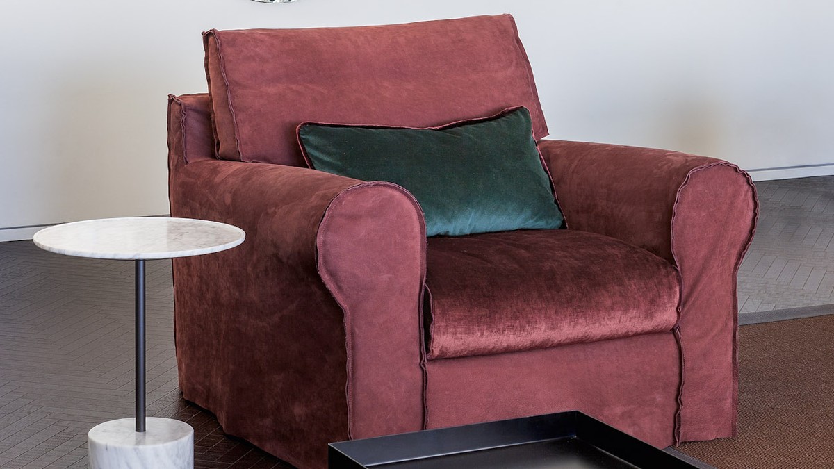 Bordo veliūrinis fotelis Regent prie veidrodžių sienos, FLEXTEAM