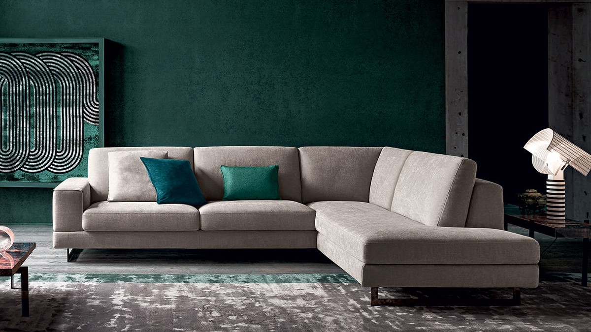Smėlio spalvos kampinė sofa Angel prie smaragdinės sienos, FELIS
