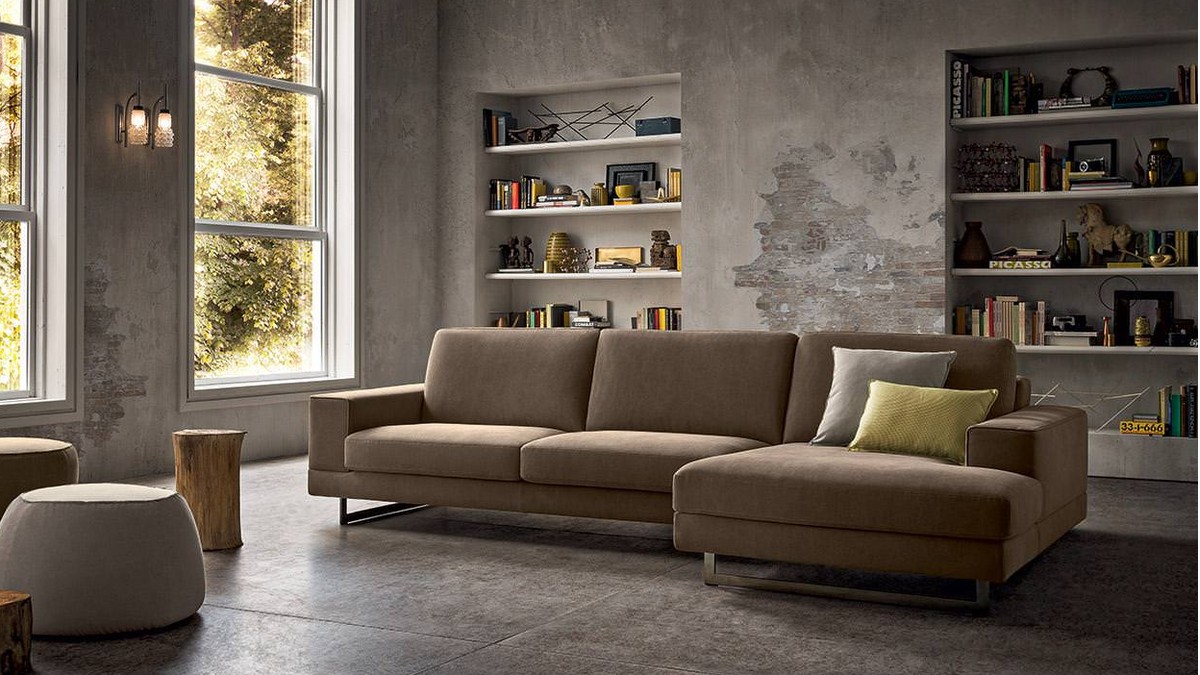 Kapučino spalvos kampinė sofa Angel su pufais prie langų, FELIS