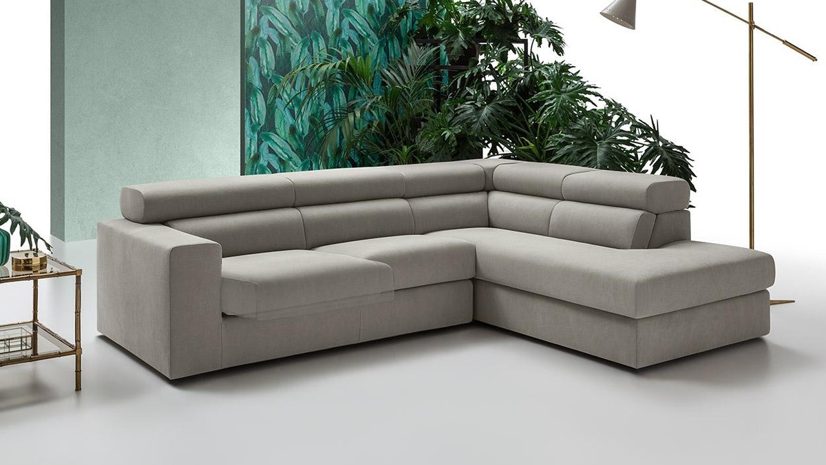Šviesiai pilka kampinė sofa Ginger prie žalsvų tapetų su augalais, FELIS