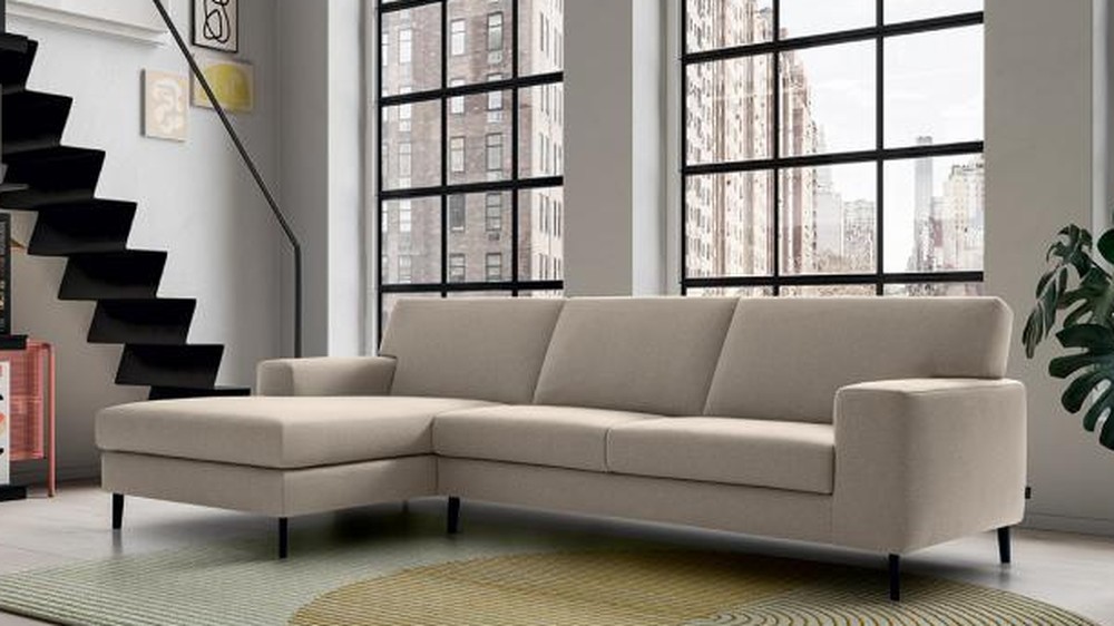 Kreminė kampinė sofa Liam prie knygų lentynos ir didelių langų, FELIS