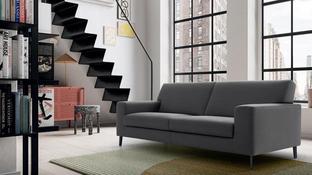 Pilka modulinė sofa Liam lofto svetainėje su juodais laiptais, FELIS