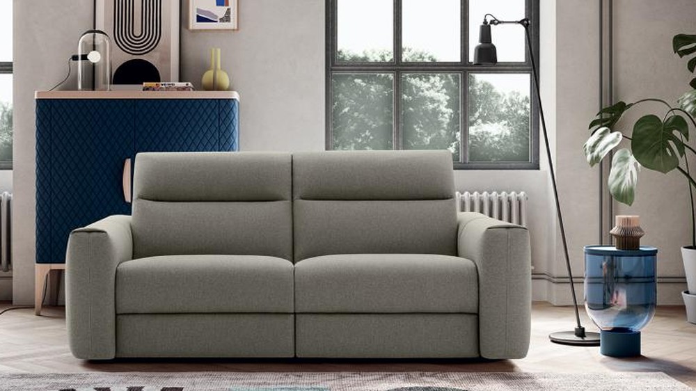Moderni pilka sofa Creed prie didelių langų su kilimu, FELIS