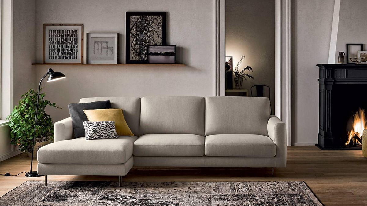Kreminė kampinė sofa Kloe prie juodo židinio, FELIS