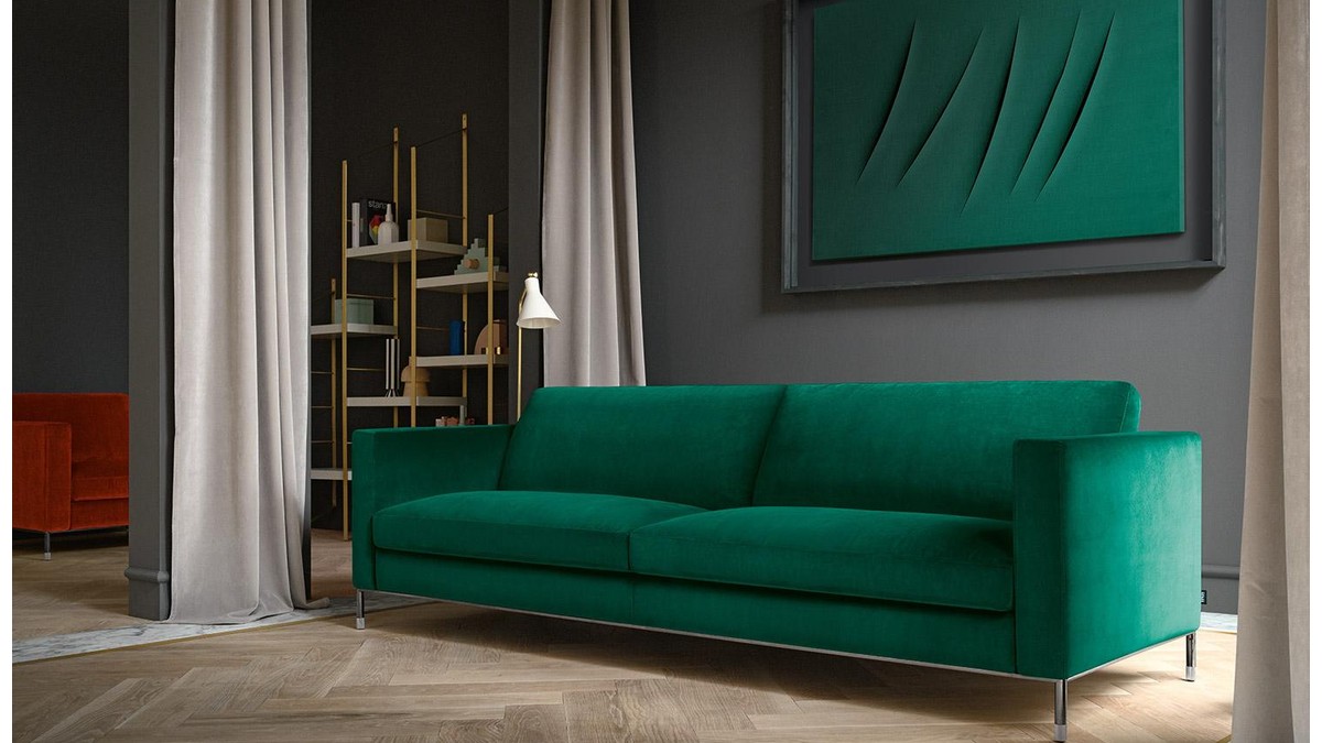 Smaragdinė sofa Larson prie tamsios sienos su žaliu paveikslu, FELIS