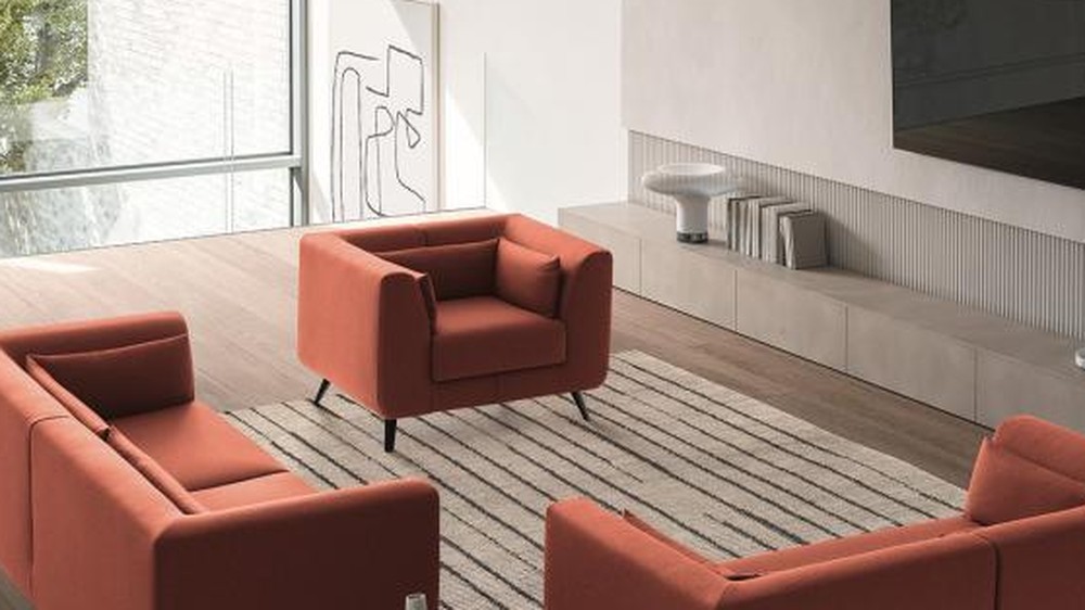 Itališki oranžiniai foteliai Nemo su sofa prie televizoriaus sienos, FELIS