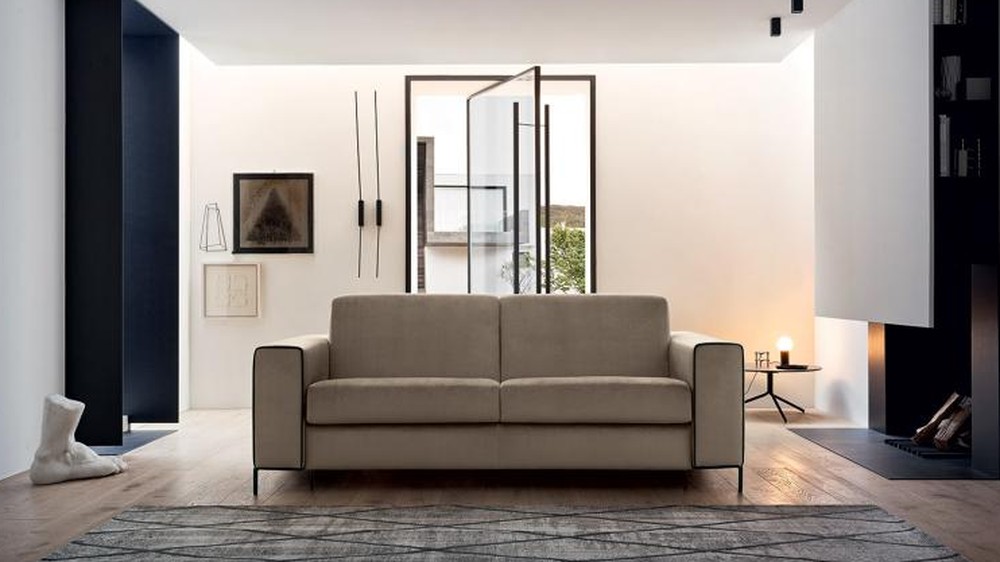Smėlio spalvos sofa-lova Madison minimalistiniame kambaryje, FELIS