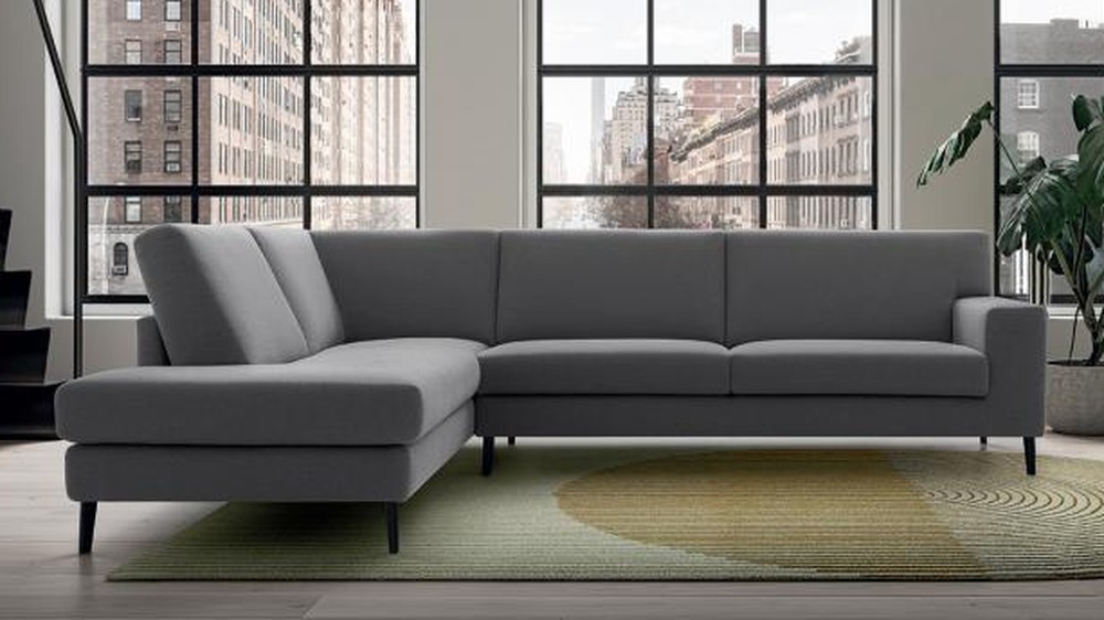 Pilka modulinė sofa Liam su gultu prie lofto langų, FELIS