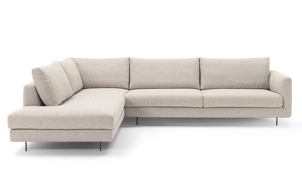 Smėlio kampinė sofa Conrad su gultu kairėje baltame fone, FELIS