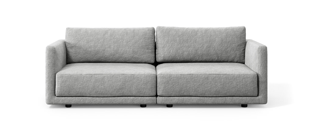 Šviesiai pilka dvivietė sofa Mac su minkštomis atlošo pagalvėmis, baltame fone, Novamobili