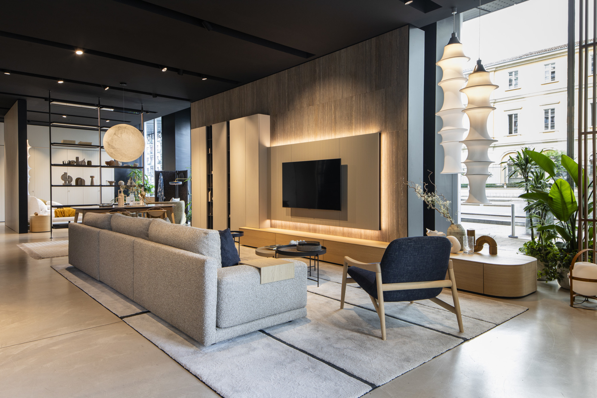Šviesiai pilka bouclé sofa Mac saloje iš galo, Novamobili